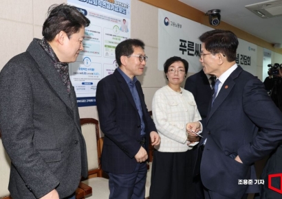 [포토] 김문수 장관과 이야기 나누는 사업장 대표들