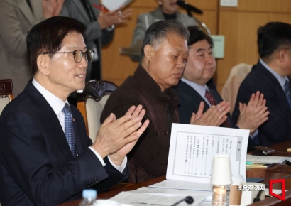 [포토] 푸른씨앗 1조원 돌파 축하하는 김문수 장관