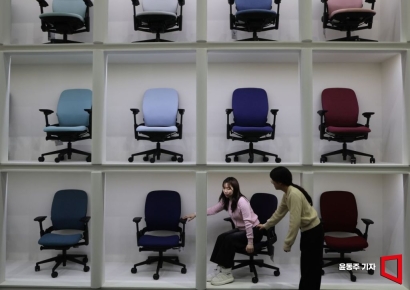 [포토] '어떤 의자가 좋을까~'
