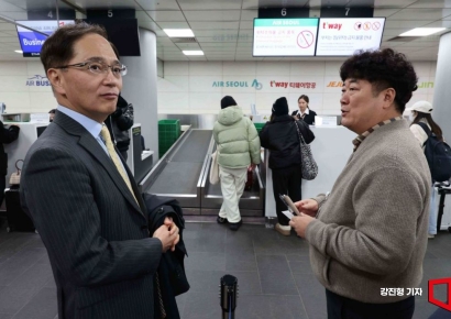 [포토] 김중호 대표, 서울역 도심공항터미널 에어서울 수속 카운터 점검