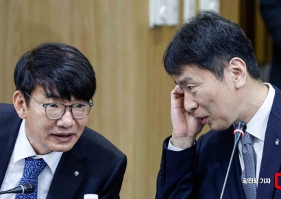 [포토] 의견 나누는 이복현 금융감독원장-이영종 신한라이프생명 대표