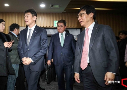 [포토] 간담회장 들어서는 이복현 금융감독원장-김철주 생명보험협회장