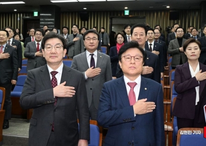 與 "민주당, 국정협의체 복귀해야…제1당 책임 기억하라"