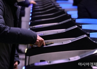 서울시민 64% "지하철 노인 무임승차 연령 올려야"