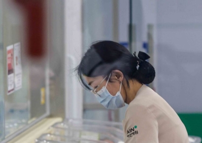 유아차 끌고 나온 '경력보유여성'…"편견 없애자" 용어 정비 나선 정부