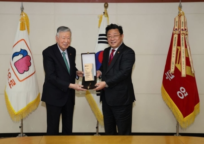 '아이 낳으면 1억' 이중근 부영 회장, 저출산위 감사패 받아