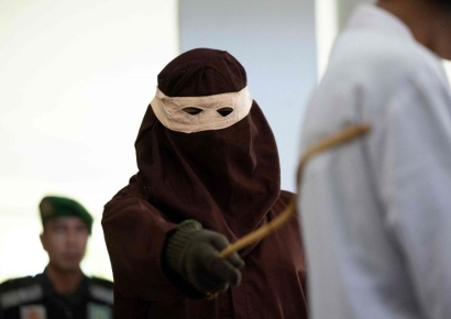 '동성애' 이유로…인도네시아 아체주, 남성 2명 공개 태형