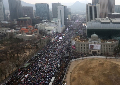 尹 탄핵 찬반 집회로 광화문역 11분간 무정차 통과