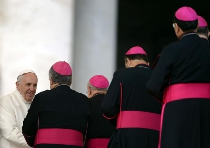 "교황, 커피 마시며 신문 볼 정도"…한 숨 돌린 바티칸