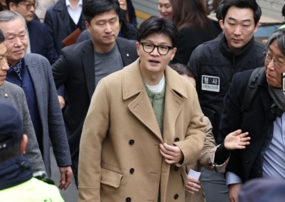 한동훈, 76일 만에 공개 행보…"이재명, 헌법보다 자기 몸 지키려해"