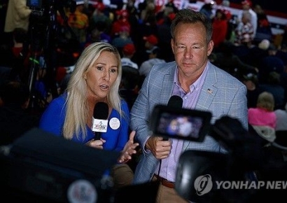 "정장 있긴 해?" 젤렌스키 조롱한 기자, 친트럼프 의원 남친