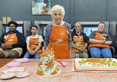 "100세 생파는 직장에서"…매일 '풀메' 자가 운전 출근 할머니, 비결은