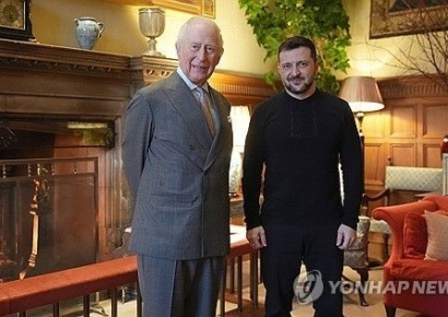 트럼프에 굴욕 당한 젤렌스키, 英 찰스 3세에겐 환대 받아