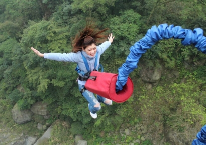 번지점프 하는데 줄이 '뚝'…악어 우글대는 강에 떨어진 여성
