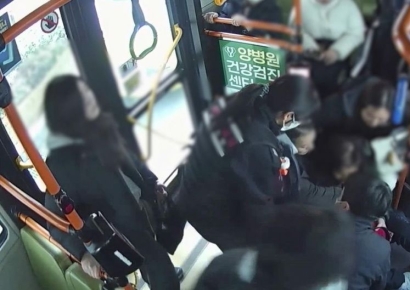 버스 안에서 할머니 쓰러지자…기사·승객들, 빛의 속도로 도왔다