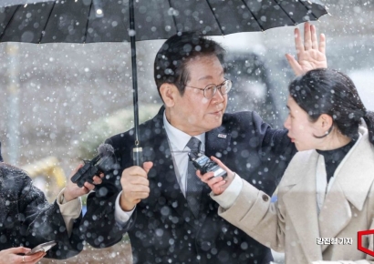 [포토] 지지자들에게 인사하는 이재명 민주당 대표