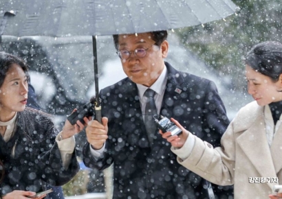 [포토] 법정 들어서는 이재명 민주당 대표
