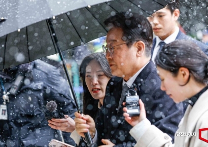 [포토] 취재진 질문 받는 이재명 민주당 대표