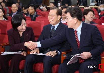 [포토] 서명옥 의원과 악수하는 권성동 원내대표