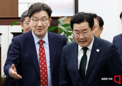 [포토] 여야 원내대표 회동 향하는 권성동-박찬대