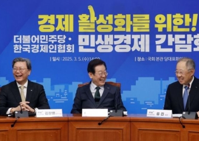 [포토] 민주당 찾은 류진 회장 "차였던 여친 만나는 느낌"