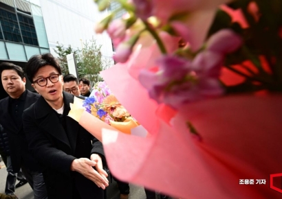 [포토] 꽃다발 받는 한동훈 전 국힘 대표