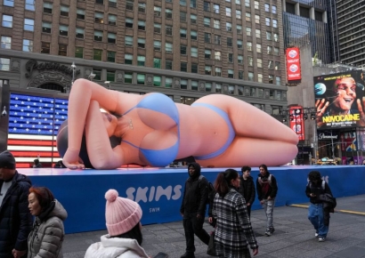 뉴욕 한복판에 초대형 비키니 풍선…"촌스럽다" 역풍 맞은 셀럽