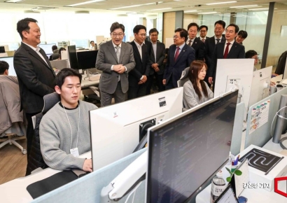 [포토] LG AI 부서 방문한 권성동 원내대표