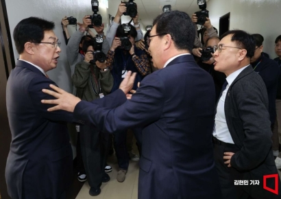 [포토]  이광희-이만희 의원, 회의장 밖 설전