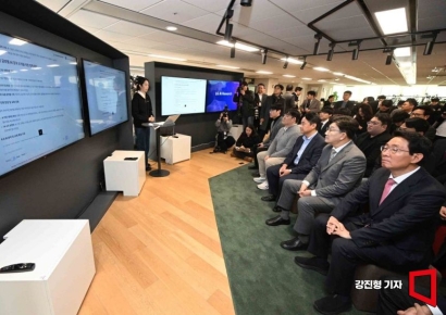 [포토] 기업용 AI 서비스 시연 보는 권성동 원내대표