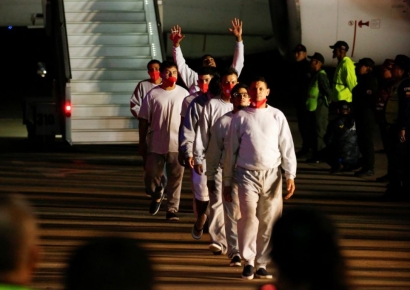 한번 띄우는데 43억 든다…군용기 태워 이민자 추방하려던 美 결국