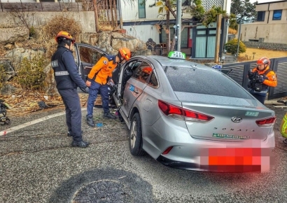 울산서 택시가 담벼락 들이받아…3명 사망(상보)