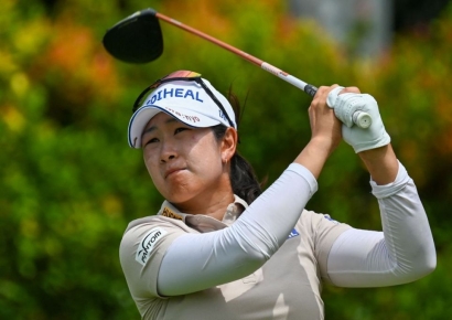 김아림, 공동 선두 질주…윤이나 1타 차 4위