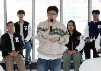 "친중 좌파 항의하려고?"…한동훈 면전서 사인 찢은 대학생