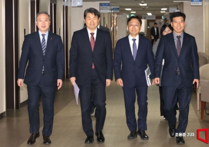 [포토] 의대교육 정상화 브리핑 입장하는 이주호 부총리