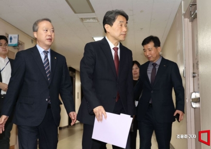 [포토] 의대총장 회장단과 입장하는 이주호 부총리