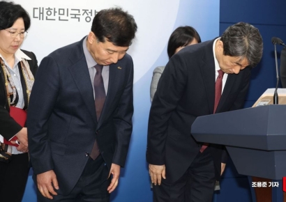 [포토] 의대교육 정상화 브리핑에서 인사하는 이주호 부총리