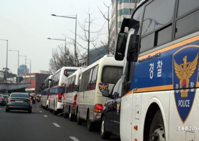 [포토] 한남동 관저에 다시 등장한 경찰 차벽 