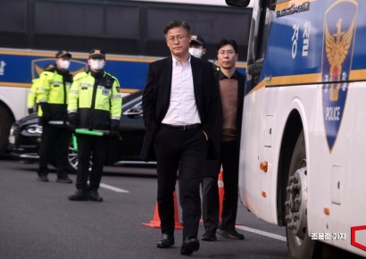 [포토] 이동하는 대통령실 정호성 비서관