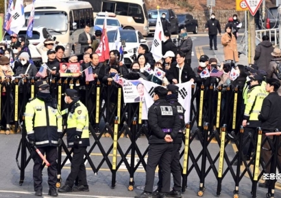 [포토] 한남동 관저 인근에 모인 윤석열 대통령 지지자들