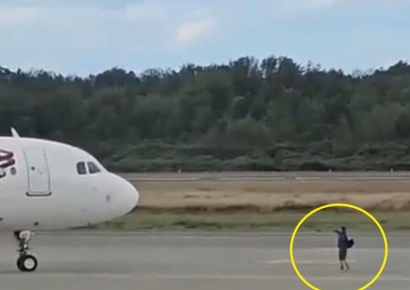 "나 태우고 가"…활주로 난입해 비행기 막아선 칠레 남성