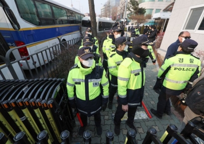 "우리가 이겼다" 800명 몰려든 대통령 관저 '즉시석방' 연호