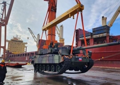 폴란드 "모든 성인남성 군사훈련할 것"…핵무장 가능성도