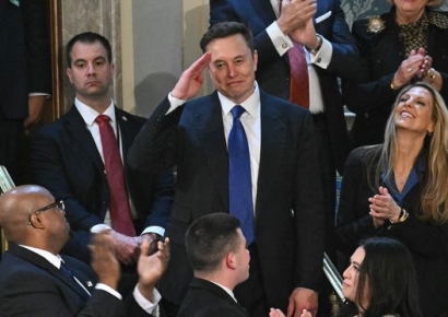 '흰 와이셔츠에 파란 넥타이'…캐주얼 대신 정장 입은 머스크, 왜?