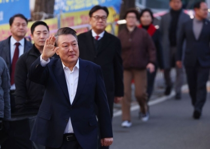 박지원 "尹, 무슨 대단한 일 했다고 손 흔드나…역사와 국민 용서치 않을 것"