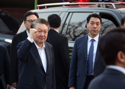 주먹 불끈 쥐고 90도 인사…석방에 미소 띤 尹, 52일만에 관저로(종합)