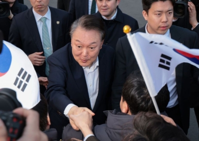 "탄핵소추된 한국 대통령이 감옥에서 풀려났다"…외신, 尹 석방 긴급 보도