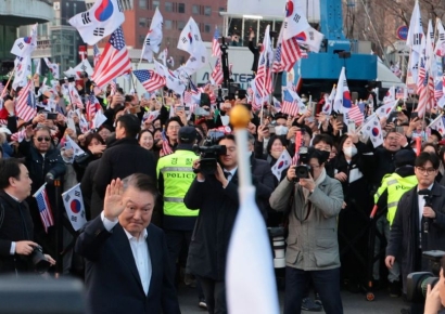 석방된 尹 '탄핵 심판'두고 헌재 압박…與 "각하·기각" vs 野 "100% 인용"
