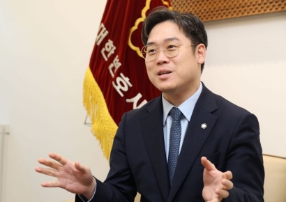 [인터뷰]김정욱 신임 변협회장 "변호사 직역수호·권익보호 '소통'으로 풀어갈 것"