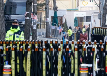 [포토] 대통령 관저 앞에서 경계 근무 서는 경찰병력